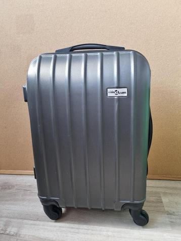 2x kleine reiskoffer 56x40x23 cm beschikbaar voor biedingen