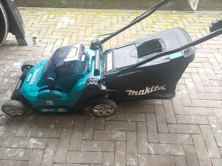 Makita grasmaaier DLM382Z met 2 x 18V - 6Ah (volle) accu's, Tuin en Terras, Grasmaaiers, Gebruikt, Ophalen