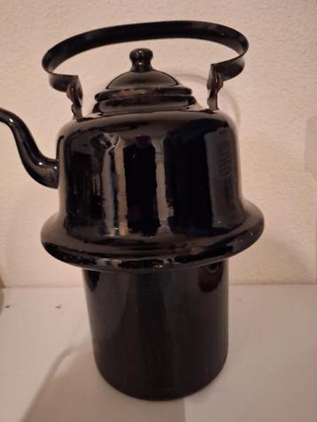 2 antieke zwarte waterketels beschikbaar voor biedingen