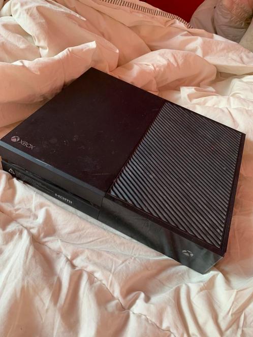 Xbox One + Free Games, Spelcomputers en Games, Spelcomputers | Xbox One, Gebruikt, Xbox One, 500 GB, Met 1 controller, Ophalen
