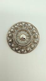 Antiek zilveren ronde broche. Zeeuwse knop!, Verzenden, Zilver
