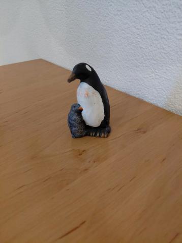 Stenen Pinguïn Beeldje met "baby" pinguin beschikbaar voor biedingen