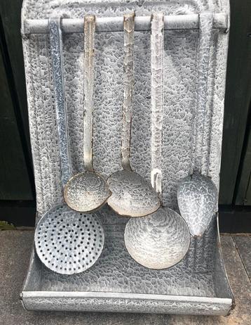 Vintage jaren ‘50 grijs gewolkt emaille lepelrek & lepels beschikbaar voor biedingen