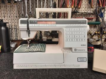 HUSQVARNA NAAIMACHINE MODEL 1050 beschikbaar voor biedingen