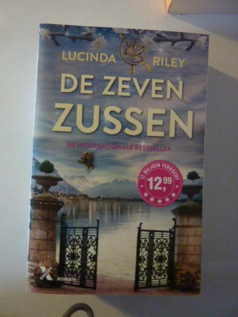 Lucinda Riley - De zeven zussen deel 1, Boeken, Overige Boeken, Zo goed als nieuw, Ophalen of Verzenden