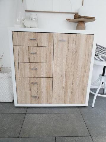 Kastje met lades en deur beschikbaar voor biedingen