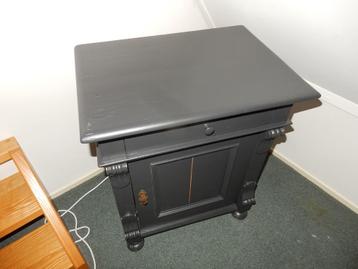 Antiek kastje met lade beschikbaar voor biedingen