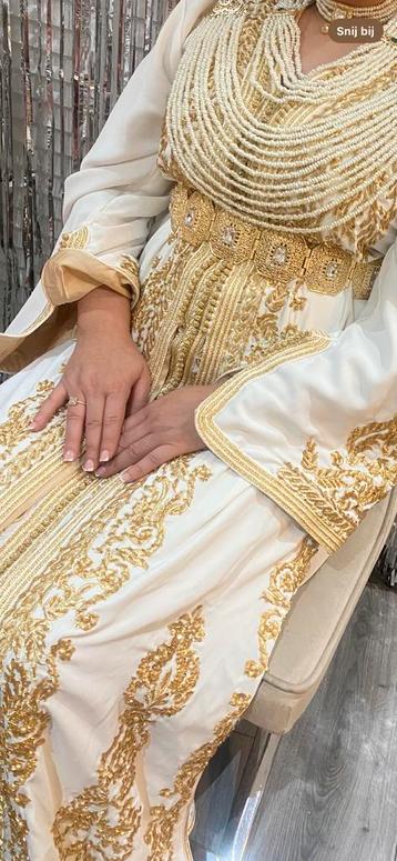 Marokkaanse jurk met sieraden te huur beschikbaar voor biedingen