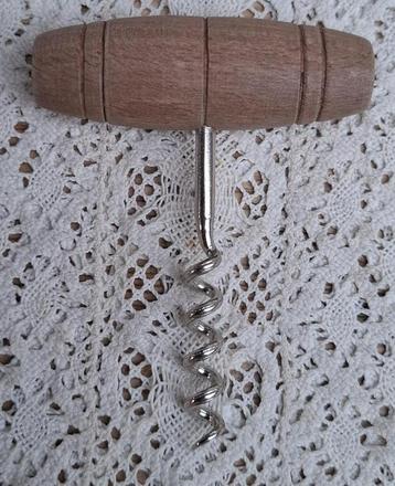 Franse kurkentrekker met houten greep beschikbaar voor biedingen