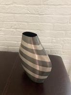 moderne metalen vaas 27cm hoog 5/20cm breed, Overige materialen, Overige kleuren, Ophalen of Verzenden, Zo goed als nieuw