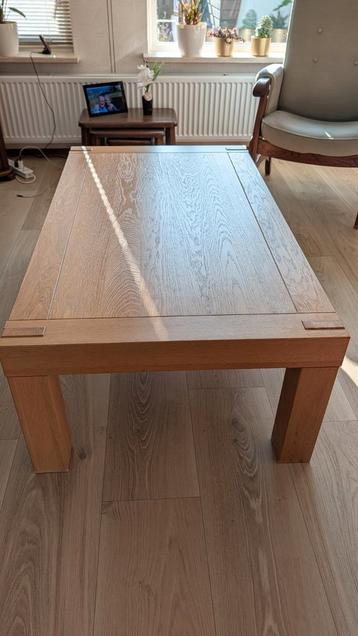 Houten salontafel beschikbaar voor biedingen