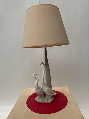 Tafel Lamp met 2 Zwanen beschikbaar voor biedingen