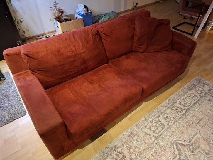 Gratis Rode 3-zits bank, Huis en Inrichting, Banken | Bankstellen, Gebruikt, Rechte bank, Driepersoons, 150 tot 200 cm, 75 tot 100 cm