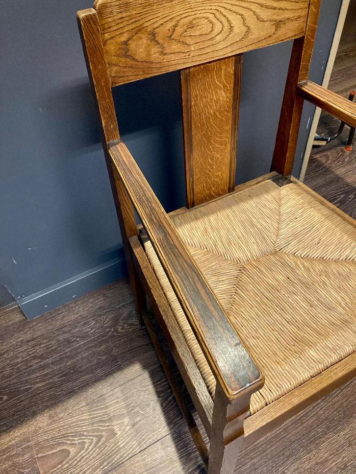 Hoge stoel met armleuningen en bies, uit Grootmoeders tijd., Huis en Inrichting, Stoelen, Gebruikt, Eén, Bruin, Ophalen