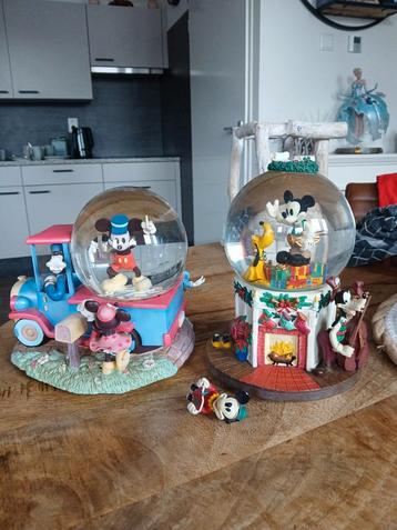 2 disney snowglobe die schade hebben van Donald en Mickey  beschikbaar voor biedingen