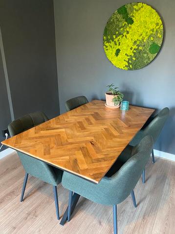 Mooie visgraat (eetkamer)tafel met metalen poot en 4 stoelen beschikbaar voor biedingen