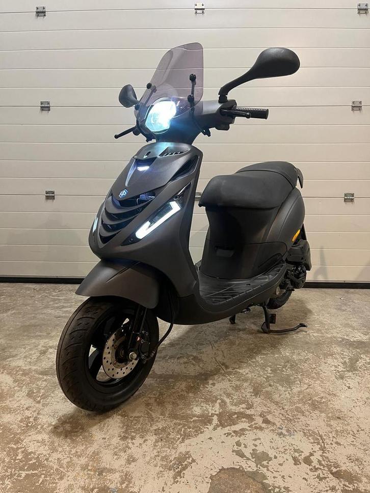 Piaggio zip | 80CC | brom | lage km stand | inruil mogelijk, Fietsen en Brommers, Scooters | Piaggio, Zo goed als nieuw, Zip, Benzine