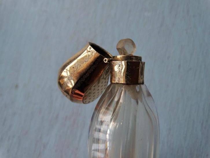 Antiek kristallen parfumfles met gouden dop in foedraal, Sieraden, Tassen en Uiterlijk, Uiterlijk | Parfum, Gebruikt, Verzenden