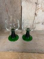 ZGAN 2 vintage roemer wijnglazen met groene voet, Antiek en Kunst, Antiek | Glas en Kristal, Ophalen of Verzenden