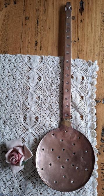 Oude handgemaakte rood koperen schuimspaan met figuurtjes beschikbaar voor biedingen