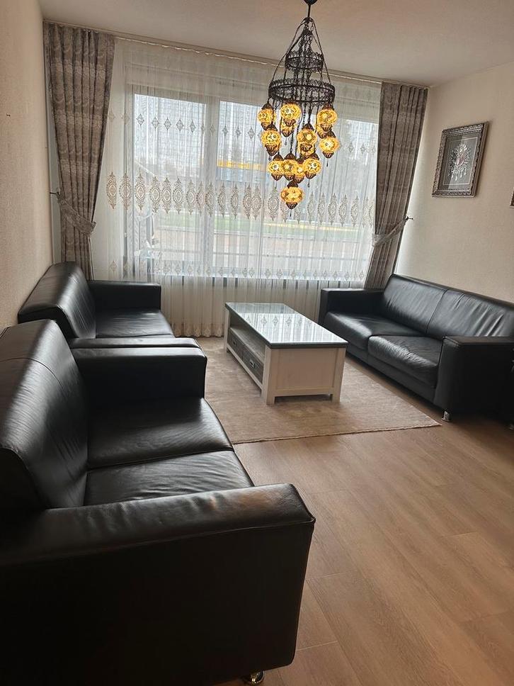 Zwart leren banken, 2 x 3 zits, mag apart verkocht worden., Huis en Inrichting, Banken | Complete zithoeken, Zo goed als nieuw