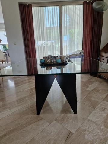 eettafel en 4 stoelen beschikbaar voor biedingen