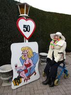 Sarah in wit jasje trots zittend op rollator + 50 bord, Hobby en Vrije tijd, Feestartikelen | Verhuur, Ophalen, Nieuw, Abraham of Sarah