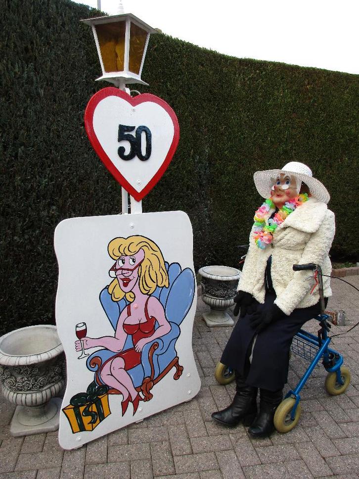 Sarah in wit jasje trots zittend op rollator + 50 bord, Hobby en Vrije tijd, Feestartikelen | Verhuur, Nieuw, Abraham of Sarah