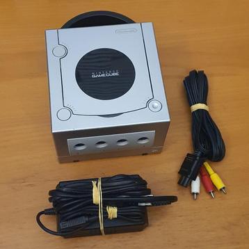 ZILVER Nintendo GameCube met Kabels beschikbaar voor biedingen