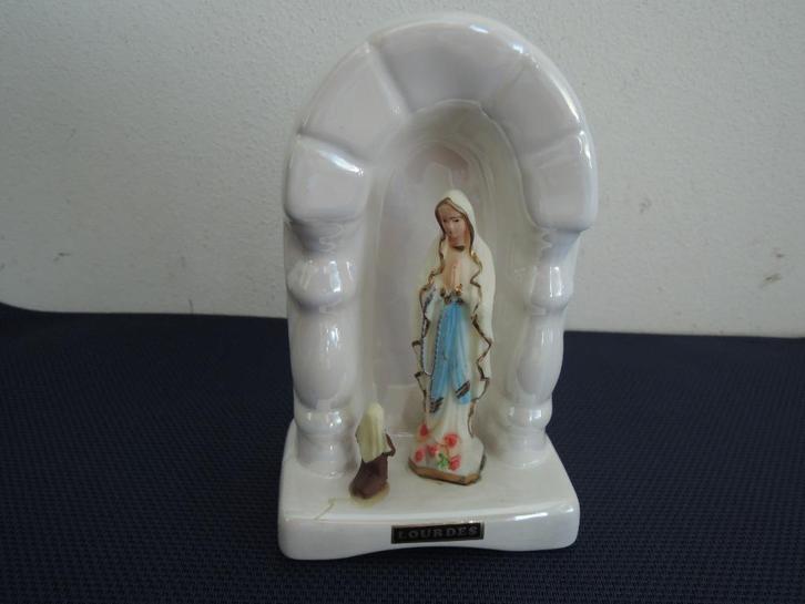 Maria en Bernadette in porseleinen kapel, Verzamelen, Religie, Zo goed als nieuw, Christendom | Katholiek, Beeld(je), Ophalen of Verzenden