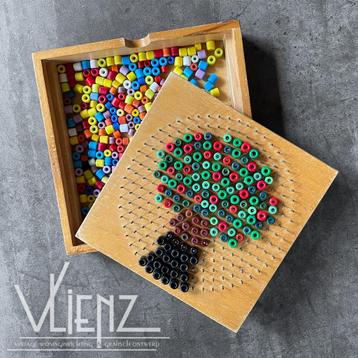 Vintage, retro houten kralenplank rond met kralen en bak beschikbaar voor biedingen