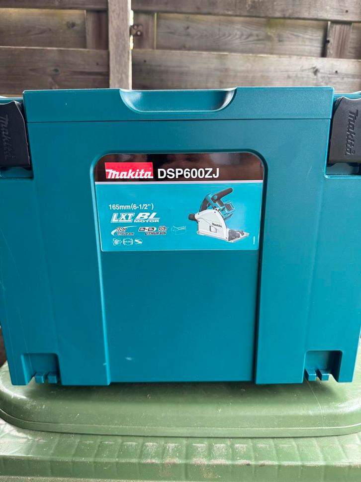 Nieuwe Makita Accu Platenzaag met Geleiderails, Doe-het-zelf en Verbouw, Gereedschap | Zaagmachines, Nieuw, Invalzaag, 600 tot 1200 watt