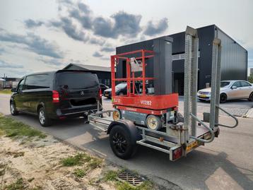 Hoka machinetransporter met Skyjack SJ 12 hoogwerker  beschikbaar voor biedingen