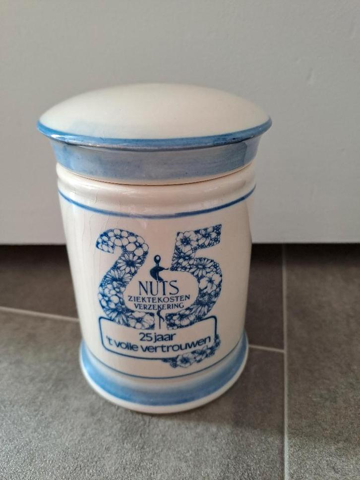 Zenith Gouda, apothekerspotje 25 jaar Nuts Verzekeringen, Antiek en Kunst, Antiek | Keramiek en Aardewerk, Ophalen of Verzenden