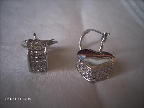 Een paar mooie Zilverkleurige Oorbellen met Strass steentjes, Sieraden, Tassen en Uiterlijk, Antieke sieraden, Oorbellen, Overige materialen