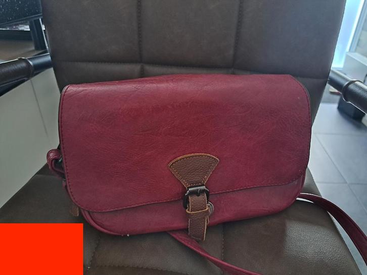 Tas Dames Leer kleur Cerise z.g.a.n., Sieraden, Tassen en Uiterlijk, Tassen | Damestassen, Zo goed als nieuw, Schoudertasje, Overige kleuren