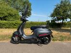 Vespa Sprint Sport 2022, mat grijs, alarm, stuurslot,, Fietsen en Brommers, Scooters | Vespa, Ophalen, Vespa S, Zo goed als nieuw