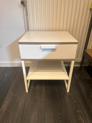 Nachtkastje/Bijzettafel - Wit met Houten Details beschikbaar voor biedingen