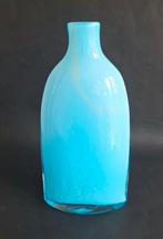 Design vaas. Turquoise met opaline binnenkant. Handgemaakt., Antiek en Kunst, Ophalen of Verzenden