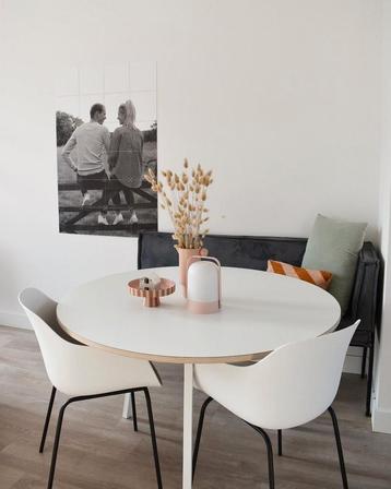 Eettafel hay loop stand round beschikbaar voor biedingen