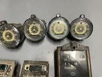 Diverse antieke taxiklokken en auto meetapparatuur, Ophalen