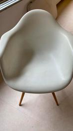 2 IKEA witte kuipstoelen met houten poten, Kunststof, Gebruikt, Twee, Wit