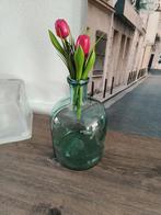 Glazen groene vaas met tulpen (zijn ook balpennen) en groen, Huis en Inrichting, Woonaccessoires | Vazen, Minder dan 50 cm, Groen