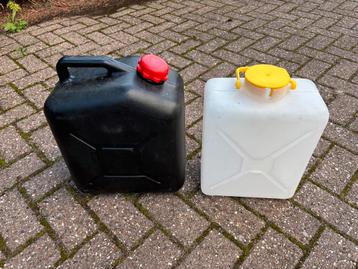 Schoon en vuil watertanks beschikbaar voor biedingen