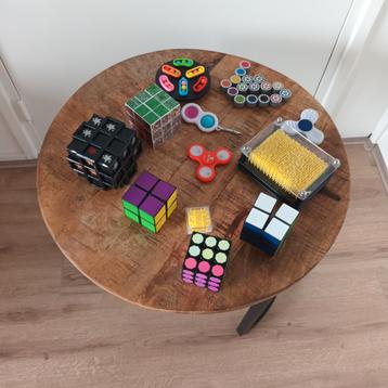 Mooie verzameling kubussen voor uren puzzel pleizer beschikbaar voor biedingen