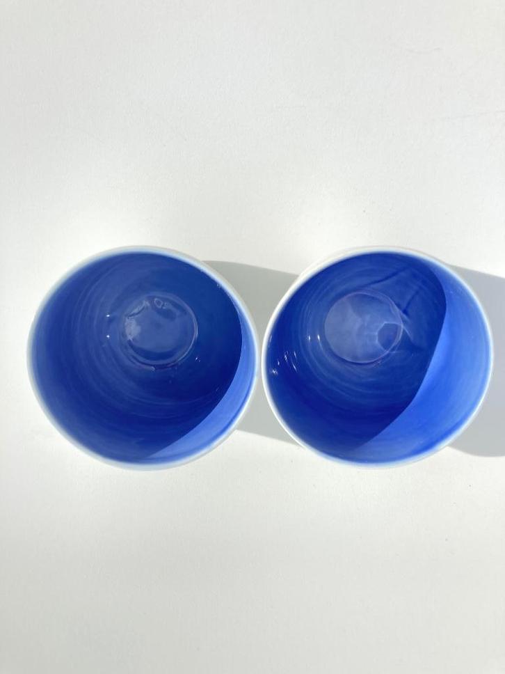 Kopjes mokjes de Intuïtiefabriek wit porselein blauw glazuur, Antiek en Kunst, Kunst | Designobjecten, Ophalen of Verzenden