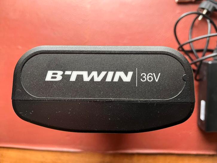 BTWIN 36V 11.6Ah Fietsaccu + Lader, E-Bike Battery & Charger, Fietsen en Brommers, Fietsaccessoires | Fietsaccu's, Zo goed als nieuw
