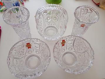 glaswerk / kristal 2 vaasjes, 2 schaaltjes, 1 bonbon schaal beschikbaar voor biedingen