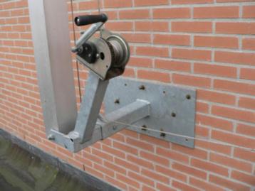 Gevraagd: Muurbeugel om kokermast zijdelings te laten zakken beschikbaar voor biedingen