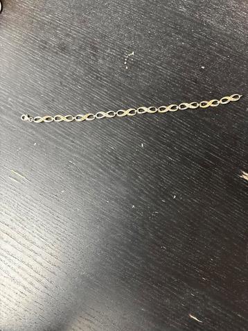 Zilveren armband met infinity schakels beschikbaar voor biedingen
